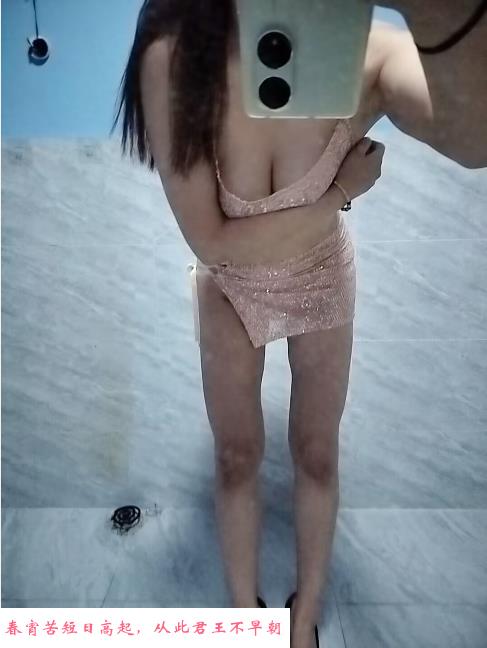 身材苗条的小骚货 第3张