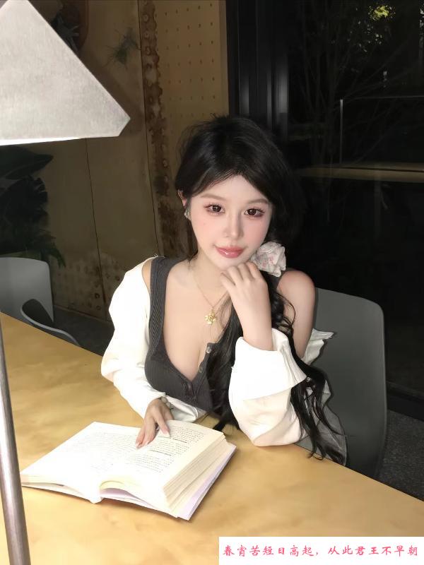 东站丝袜大长腿 第2张