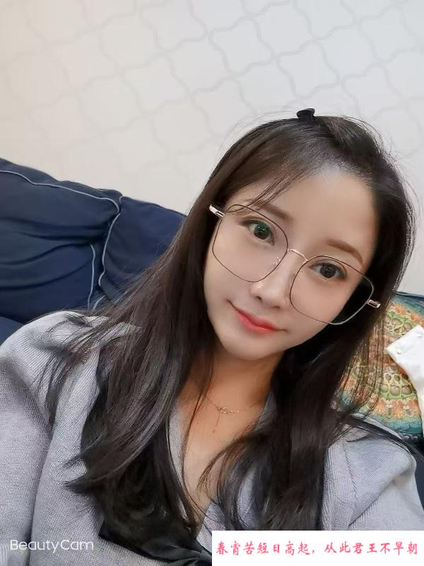 戴眼镜的妹妹 第1张
