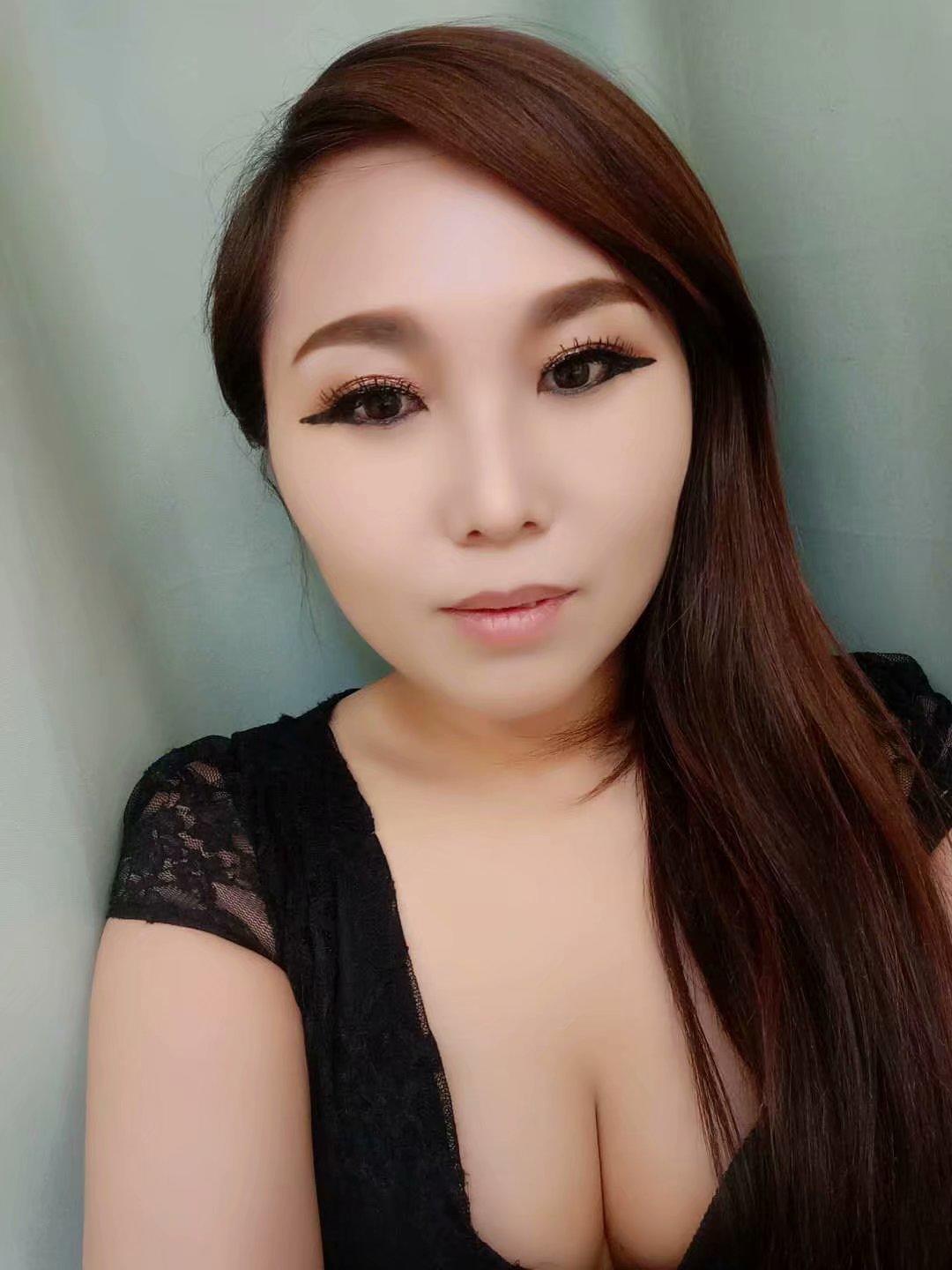 傍江街熟女 第2张